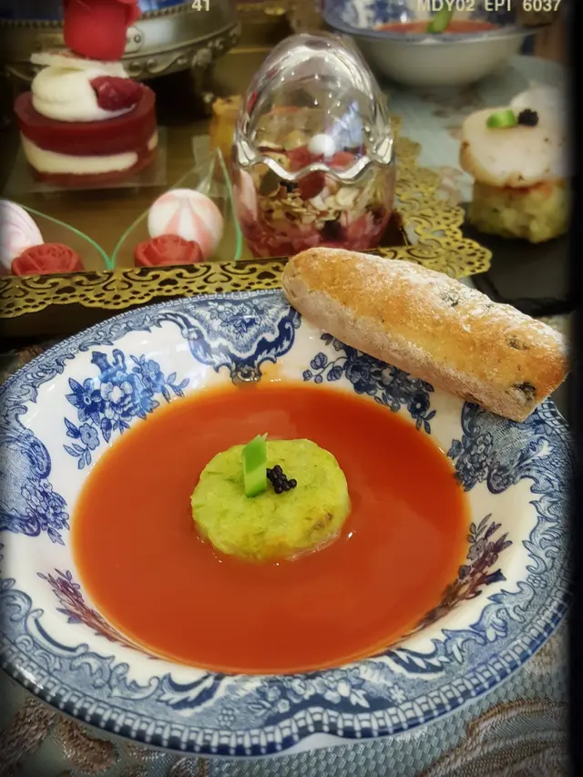 法式蘆筍薯蓉蕃茄湯配法國橄欖包
