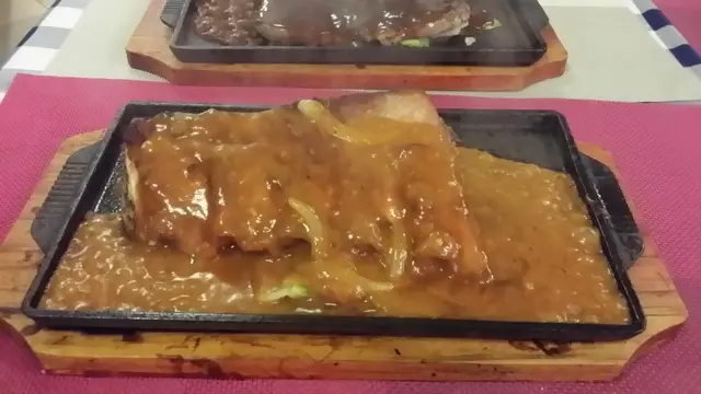 上碟時，見很大塊。原來係成排骨，所以有點後悔叫這個。食唔飽，食淨成排骨。沒有辣味，不是香辣。