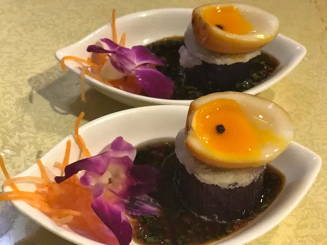 茶燻流心蛋配黑魚子醬厚切茄子