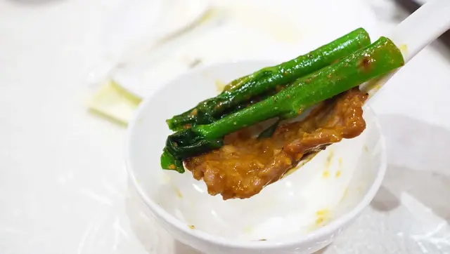 爽甜的芥蘭淋上惹味濃郁的沙茶醬, 濃稠程度控制得恰到好處的配搭