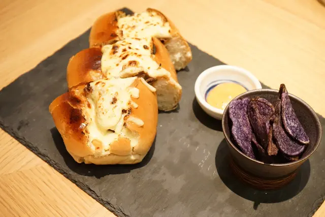 燒和牛芝士包配紫薯薯片