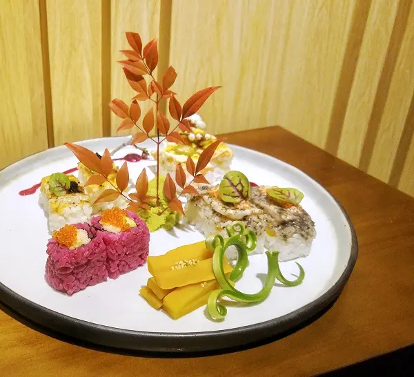 押壽司卷物拼盤(芒果醬三文魚押壽司、紅葉頭汁牛油果蟹肉卷、赤蝦押壽司、黑松露劍魚腩押壽司)