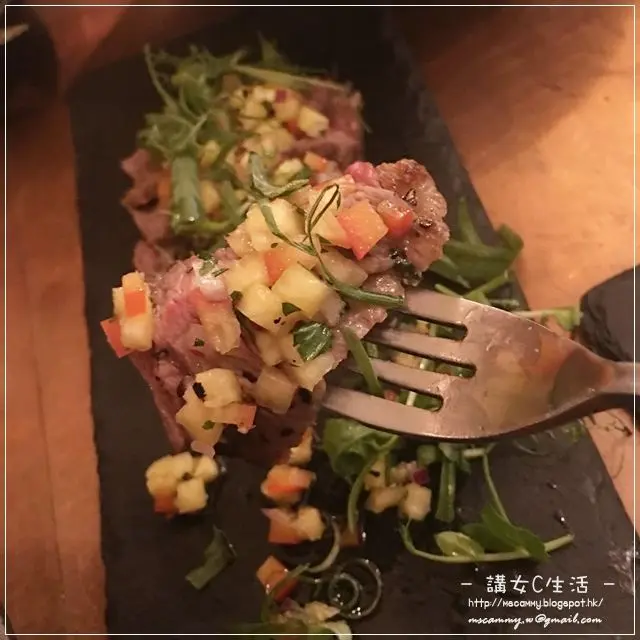 香煎和牛肉配菠蘿莎莎。香蔥碎