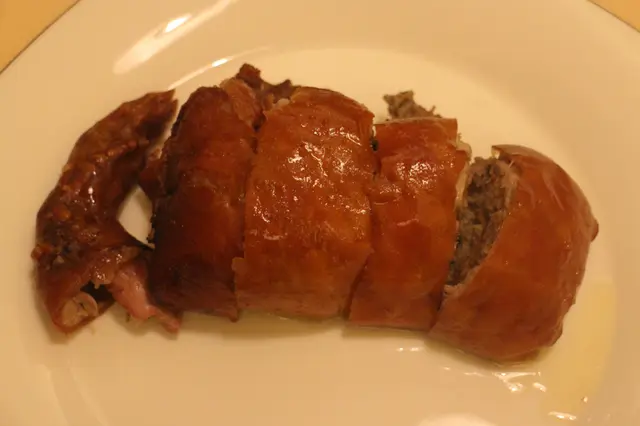 意式烤乳豬配蘑菇及薯蓉 (Maialino da Latte in Porchetta con Rosmarino, Italian Country-Style Suckling Pig with Sautéed Mushrooms and Mashed Potatoes)