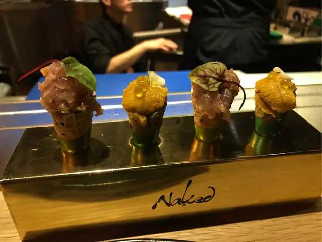 魚子醬、吞拿魚蓉、海膽、松露（？）、脆筒，每樣味道都不錯，但主要是一口吃完topping之後就會覺得脆筒就太dry了。不過gimmick滿分，一試無妨。