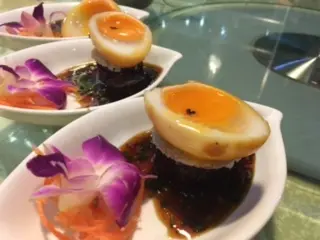 茶燻流心蛋伴黑魚子配厚切茄子