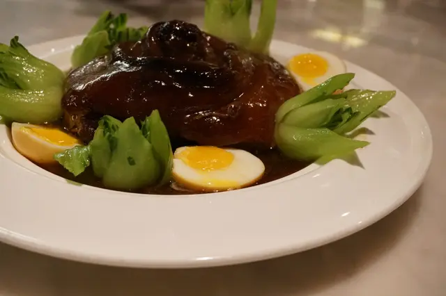 原隻元蹄配以小棠菜、煙燻蛋