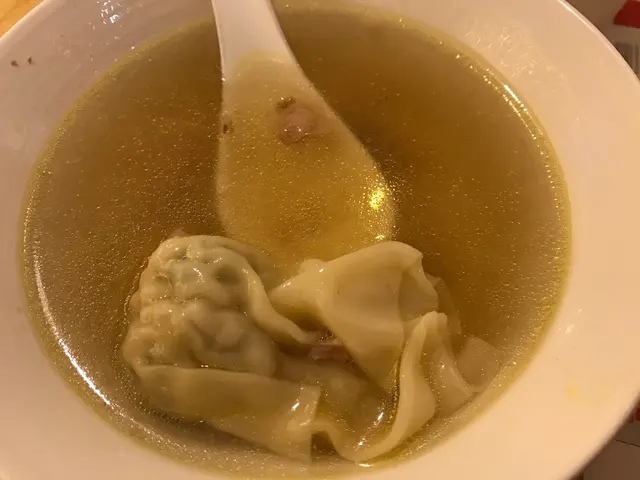 湯係好飲嘅 但雲吞就⋯⋯😐