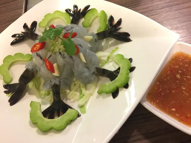 一份有6隻大生蝦,每隻都很厚肉,😍
再蘸上以生蒜、辣椒和香草所調製的泰式酸辣醬汁一起吃,微辣惹味!😋