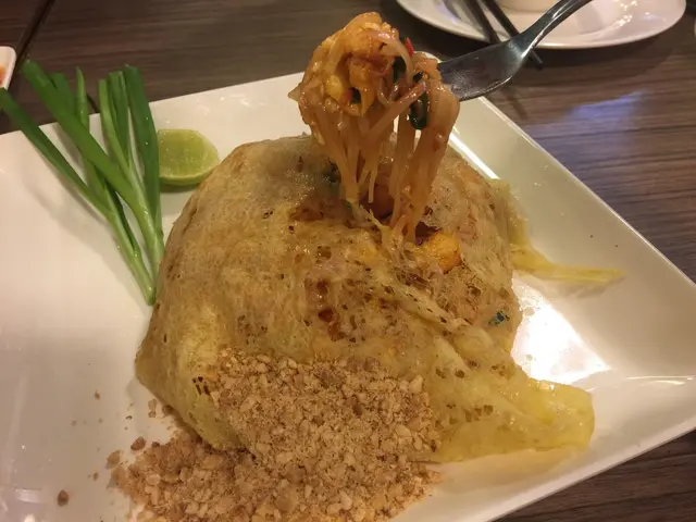 顏色炒得均勻的淺橙色金邊粉,乾濕度恰到好處!👍🏻
而且入口微彈,灑上新鮮檸檬汁,味道酸酸甜甜,十分開胃!
配上炒蛋絲和爽口大蝦,蠻不錯!😋