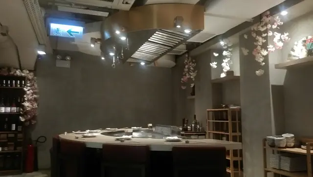 半月型的鐵板燒吧枱