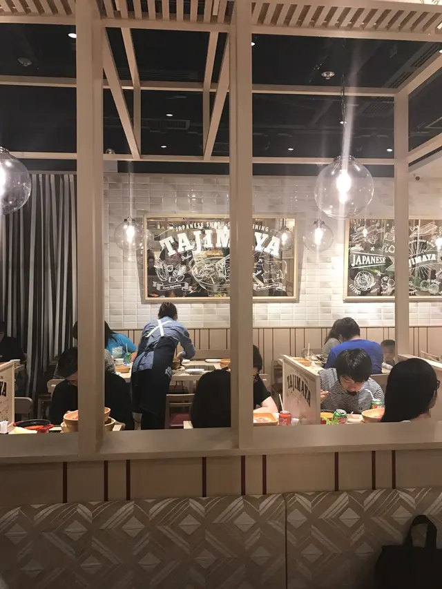 店內環境不錯但係座位不多比較窄