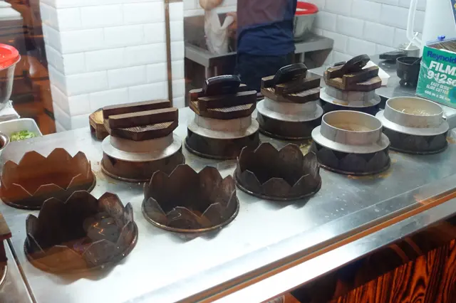 師傅悉心把每一個釜飯弄好，蓋上木蓋，並調校 Timer，務求火候及時間掌握得更準繩！