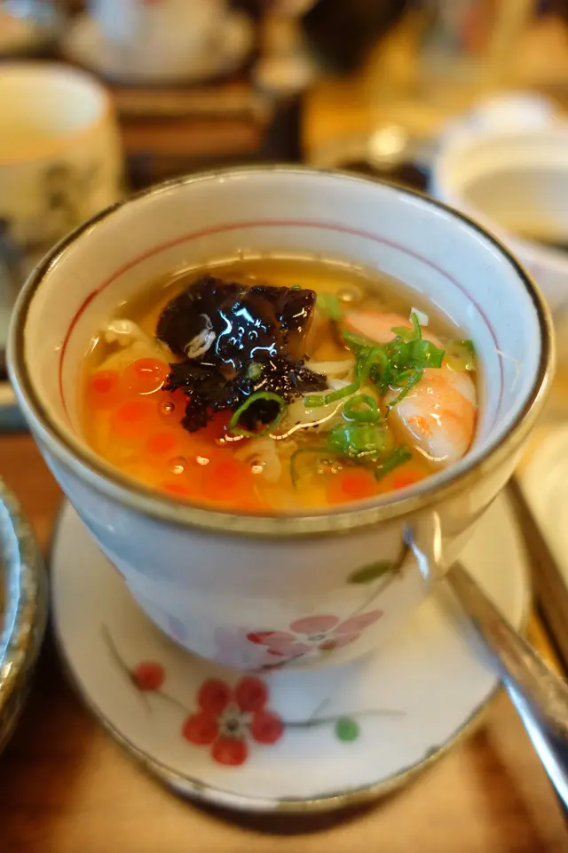 配料有入口爆破的三文魚子、鮮甜的蟹肉、爽口的蝦肉、柔軟的冬菇...等