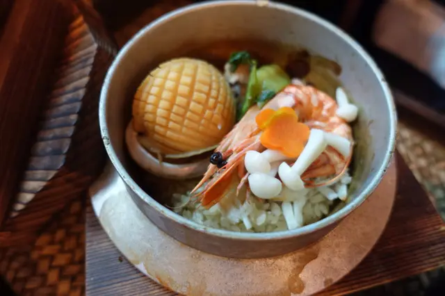 蟹肉、海蝦、鮑魚、三文魚子、冬菇、白本菇、三葉