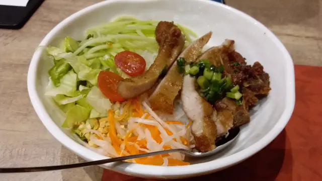 豬頸肉撈檬($68) – 豬頸肉撈檬大概是最平實又美味的食物吧。豬頸肉燒得不錯,不太厚,而且入口有燻香的味道,猶如BBQ般。檬粉也算是不錯,店家的酸撈汁味道則不是太重,要多加一點才能入味。