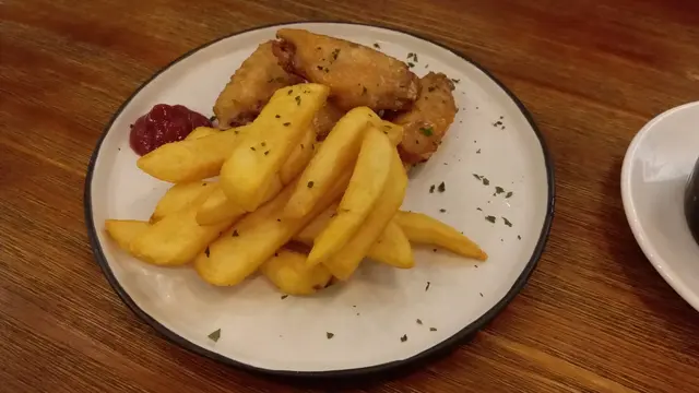 炸蜜糖雞翼薯條 ($34) – 蜜糖雞翼上的蜜糖入味，新鮮的即炸，金黃的外皮香口非常。薯條也不是一般的雪櫃貨式，看來也似是自製的小著塊製成，有著薯仔的香味而不帶太油膩的感覺，配上香草也來得得宜。