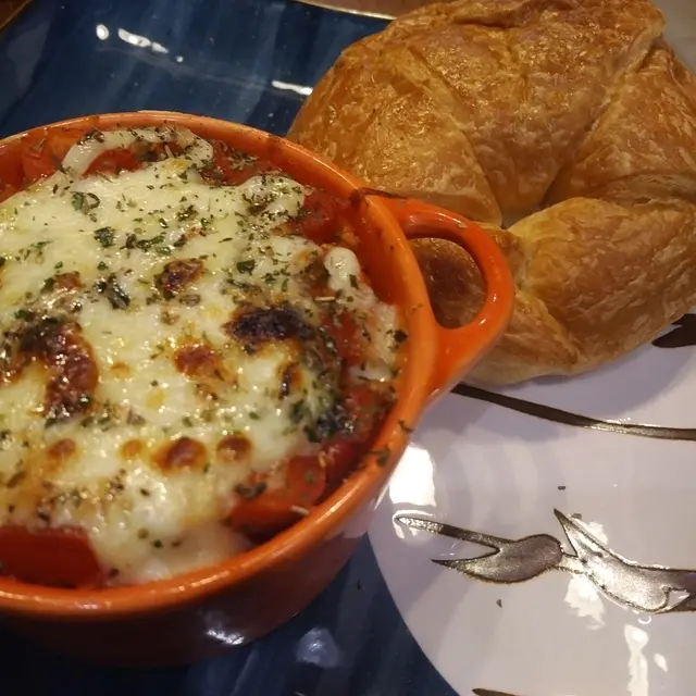 蕃茄肉醬焗薯蓉 + 牛角包