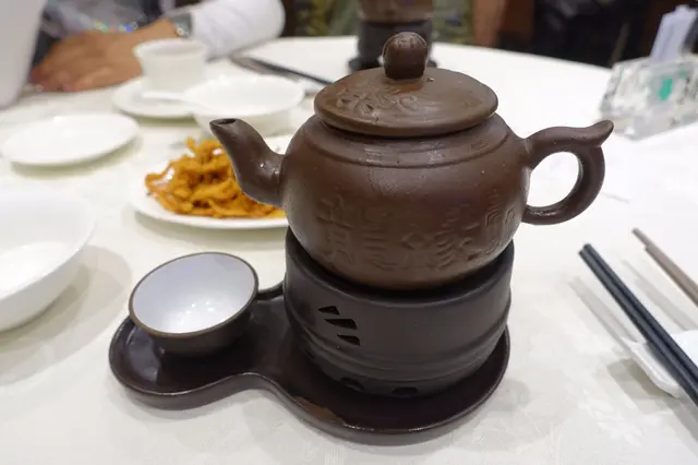 以紫砂茶壺及茶杯盛載