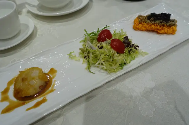 香煎日本元貝、沙律菜、鵝肝醬窩粑