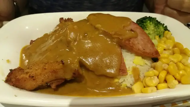 雞扒餐肉飯配咖喱汁