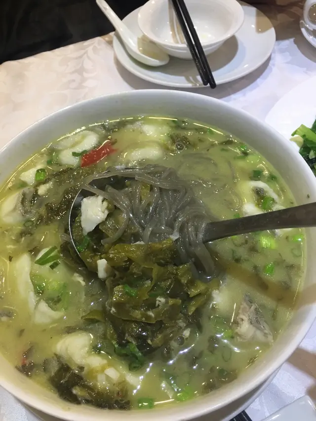 表面一層魚，下面全是粉絲和酸菜