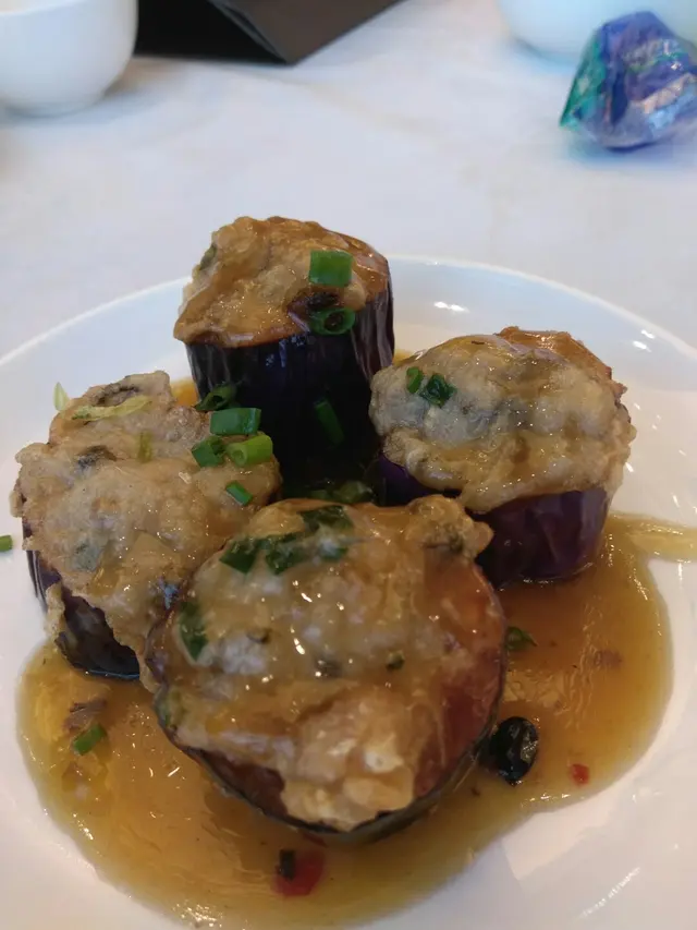 平時有些酒楼会將茄子斜切再釀上魚肉,今次是圆柱型雕空中間部份釀上魚肉很丰满,賣相討好！豉汁惹味！