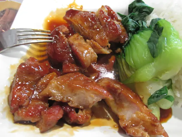 個豬柳切開食。入口好有咬勁。個豬扒汁好鮮甜，混入白飯好食。個餐有小棠菜。一搬好食。個春卷好細件。因無越式醬汁食唔出有越式味。