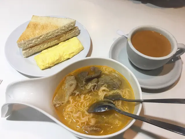 必叫常餐-沙嗲牛麵+巨型多士+3.6牛乳炒蛋
