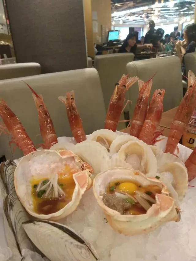 成8吋長的巨蝦,松葉蟹蓋跟大蜆,樣樣都新鮮！