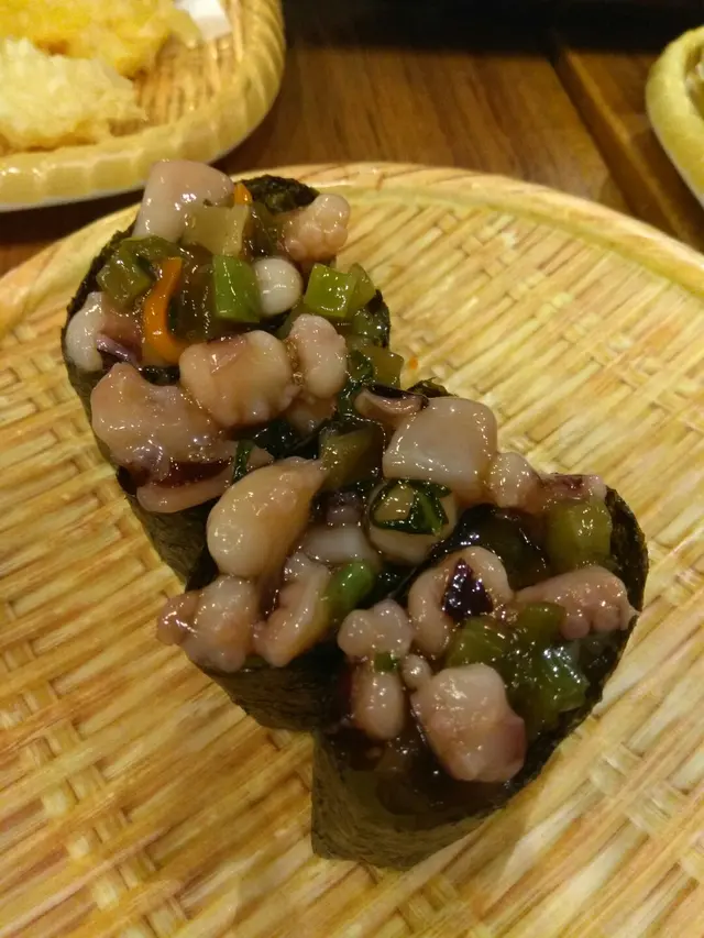 很夠份量的八爪魚切粒再加有wasabi舖满整件軍舟艦壽司,八爪魚很新鮮和爽口！