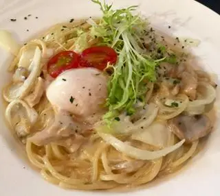 溫泉蛋白汁蘑菇蜆肉意粉