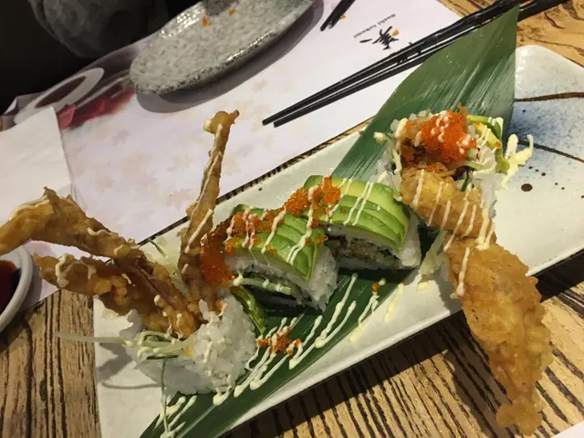 牛油果軟殼蟹卷