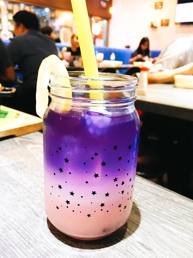 白桃玫瑰藍蝶花凍飲，第一啖幾有玫瑰味，但搞混後就淨係得個甜😓勝在個名同外型都夠特別🔮
