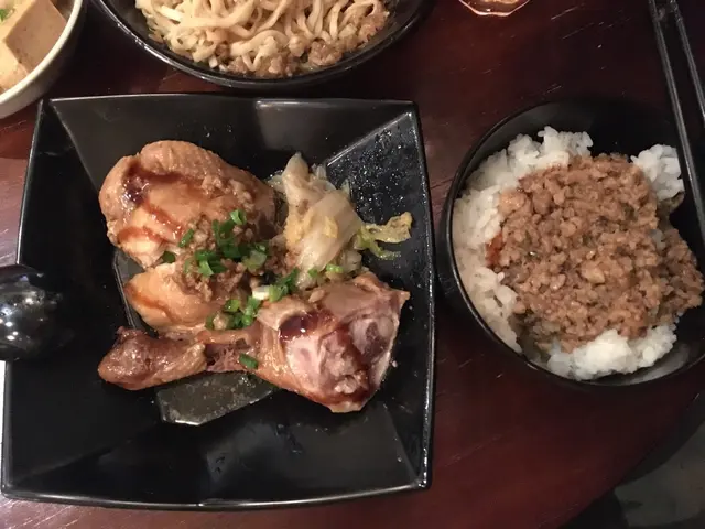 滷雞腿肉燥飯