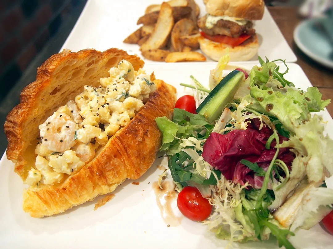 贊好 croissant w/ shrimp, macaroni salad