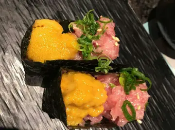 碎蔥吞拿魚腩海膽軍艦
