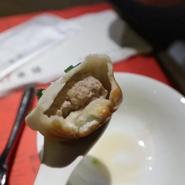 羅春閣爆汁生煎包 