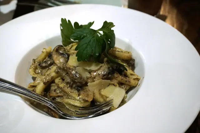 黑松露大蘑菇手捲粉配巴馬臣芝士