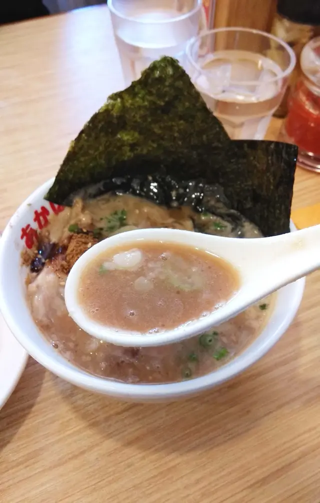 湯底以魚介麵豉、鰹魚和小魚乾熬製而成,入口也挺濃郁厚身