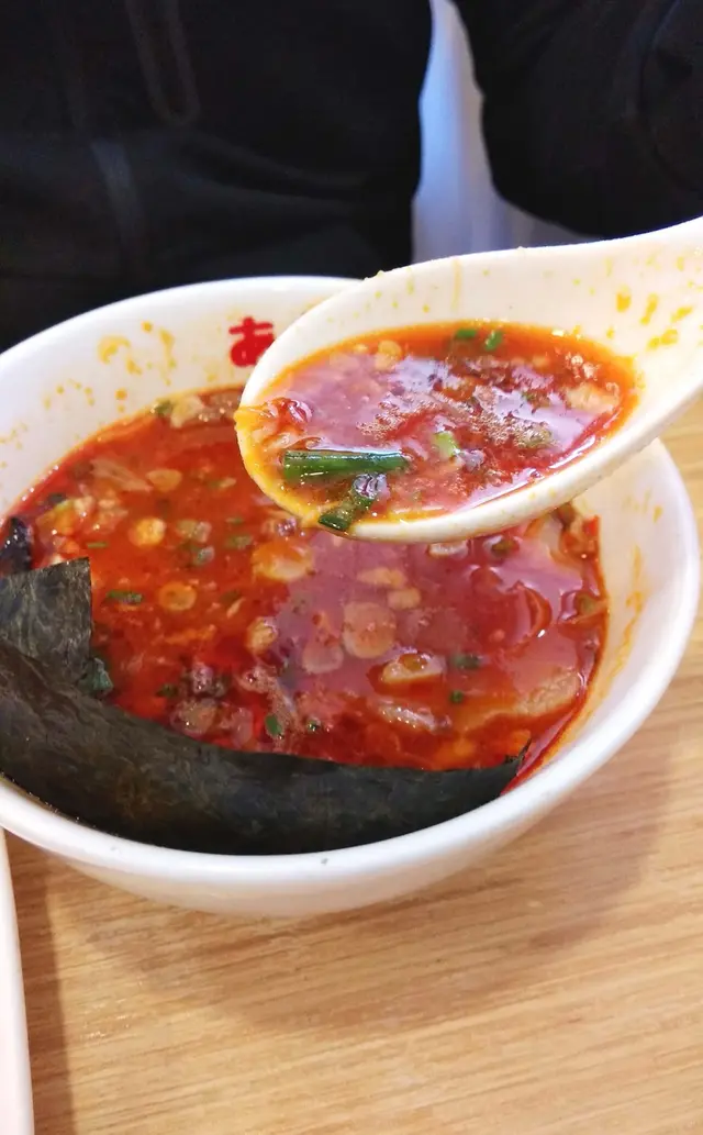 沾汁當中帶有不少肉碎,而且肉碎經過調味,混入了蒜頭和辣椒,令味道倍增