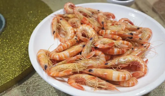 用最基本的烹調方法: 白灼，最為徹底嚐到九節蝦的鮮味