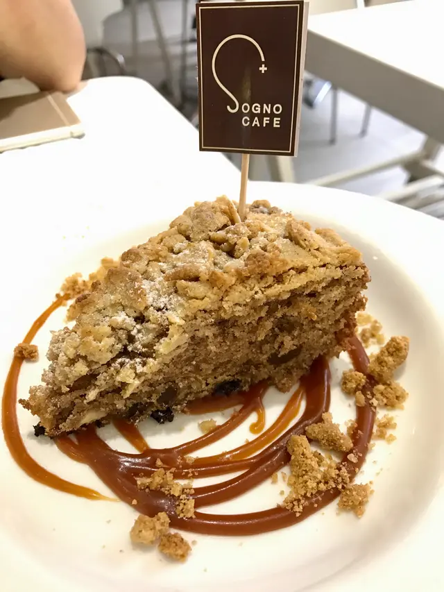 吃起來甜度適中,肉桂香脆脆的果仁及杏仁粒,很有咬感