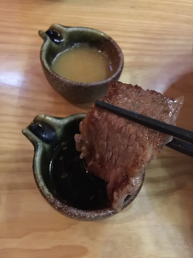再蘸上燒肉汁和店家自家製蟹膏汁，
提升牛肉獨特的味道，又倍添美味！😋
最令我驚喜的是蟹膏汁，蟹味十分香濃，鹹鮮味美～
即使用來作其他食材的點綴，也相當滋味～☺️