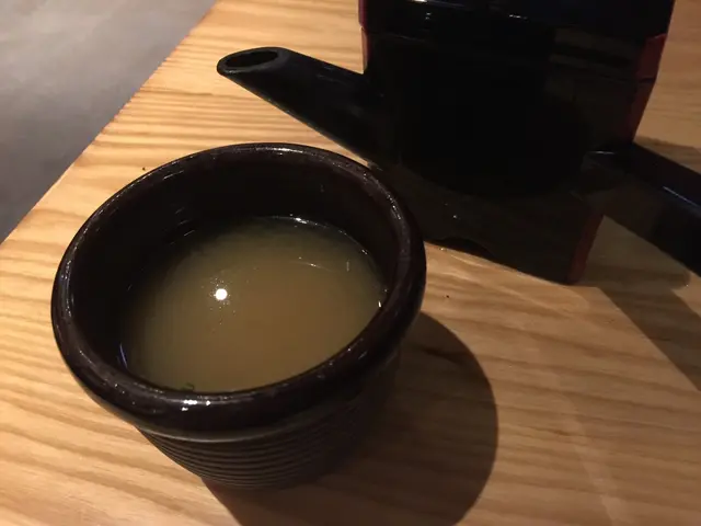 原來食完冷麵，再飲返碗熱湯，
是正宗日本人食蕎麥麵的食法～😯
蕎麥湯本身沒什麼味道，
可以直接飲用，或是注入吃冷麵的鰹魚醬油汁飲用，味道清甜，不錯啊！😋