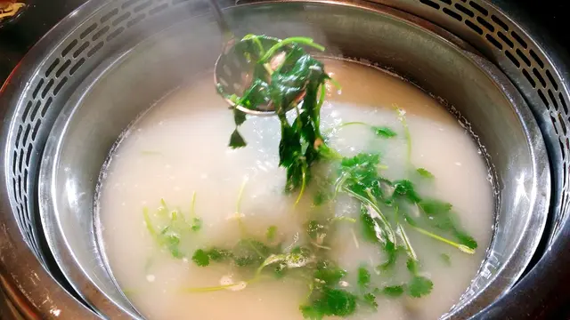 原來係皮蛋芫茜湯底
除左尼兩樣基本材料 發現裏面仲有咸瘦肉 甜酸菜 乾瑤柱