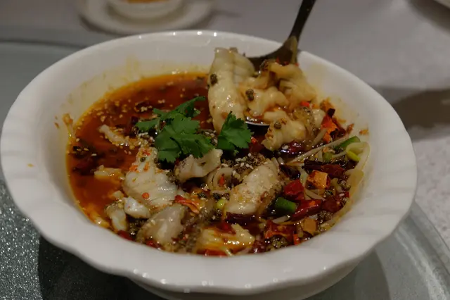 佢有好濃郁既麻香,食落口有很大陣麻味剌入舌尖,而並唔係只有一種「死辣」,佢既辣度我覺得還接受到,岩岩開始食既時候覺得唔夠辣,但係食食下開始feel到有一骰辣既刺熱慢慢浸出,十分惹味。