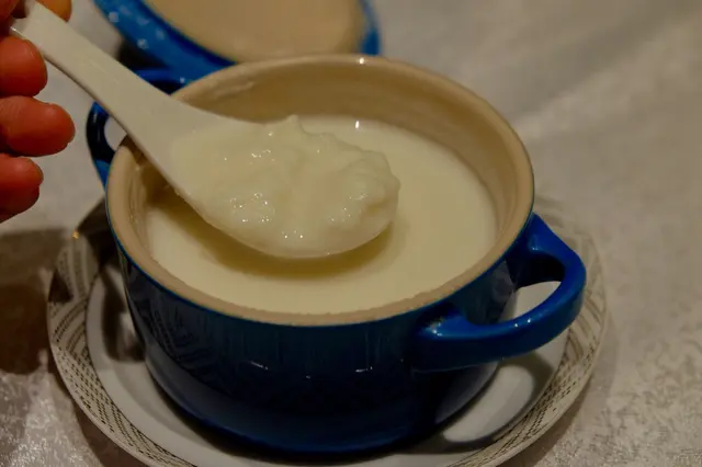 打開碗蓋,首先看到的是珍珠白色的杏仁茶,但請別急於用匙更去喝,往底部去探索,你會發現內裡還有香滑的燉蛋白,蛋白食落不算很甜,配上濃郁的生磨杏仁茶,感覺夠特別