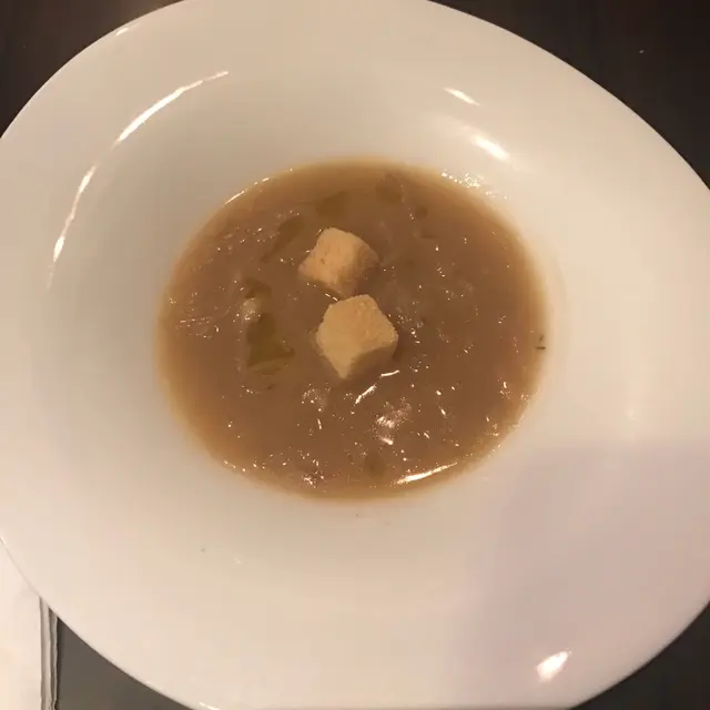 因為同行的人有唔吃生蠔，老闆好好人，送多個湯俾我地。好鮮甜的湯，洋蔥味很和諧