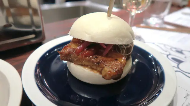招牌豬腩肉包 Pork Belly Bao